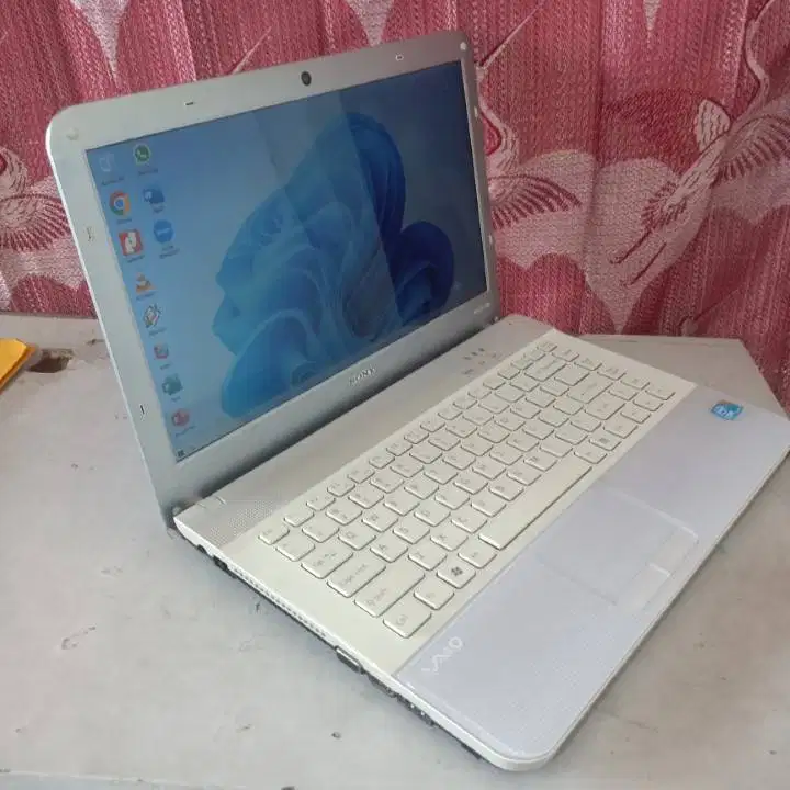 Laptop Sony Vaio VPCEA35FG Intel Core i3 SSD 128GB RAM 4GB White Putih
