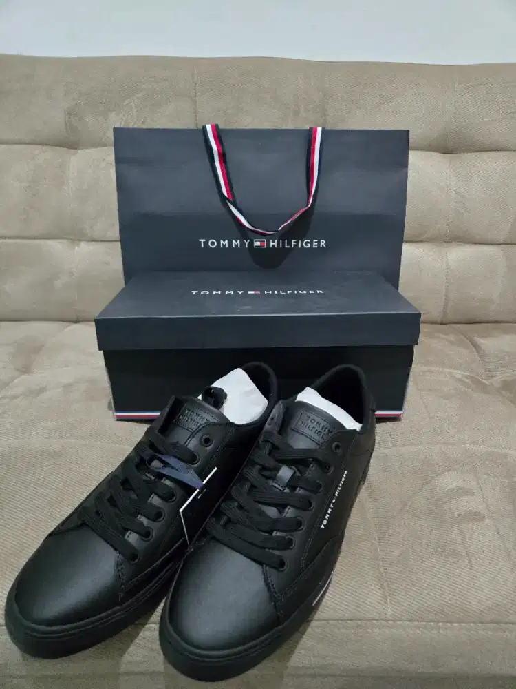 Sepatu Tommy Hilfiger