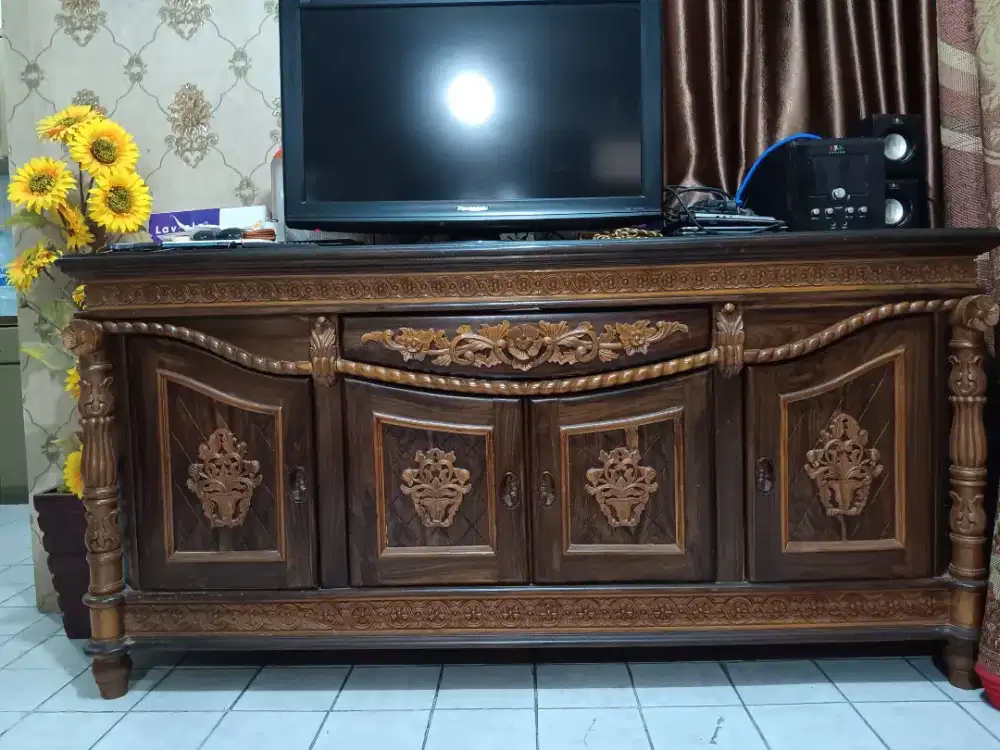 Bismillah  dijual murah bufet Tivi 800 ribu. Dari bahan Kayu Jati Asli