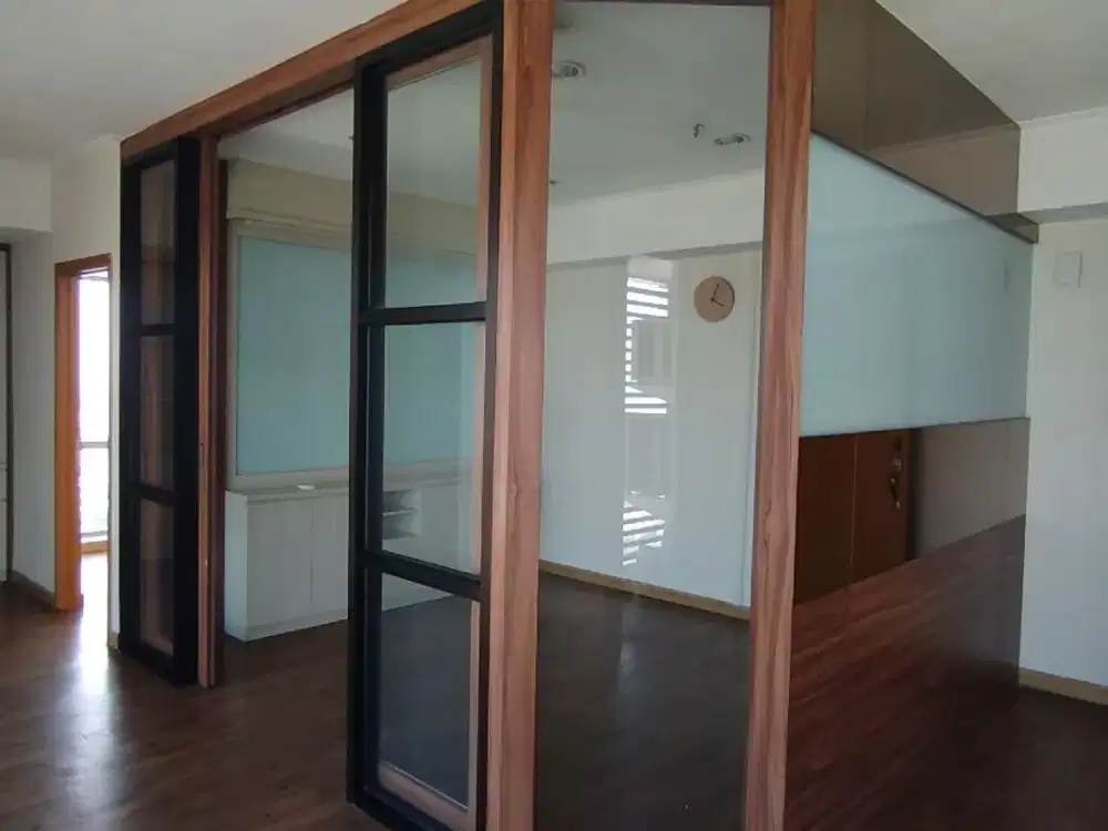 Ruang kantor 64m2 semi furnish sudah ada sekat di Mansion Bougenville, Kemayoran