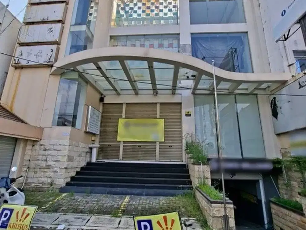 Disewakan Gedung Ruang Usaha 3 Lantai + Basement di Lokasi Prime, Cocok untuk Bank, Kantor, atau Klinik, Caturtunggal, Depok, Sleman