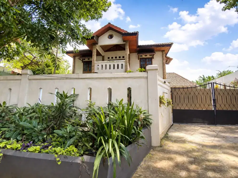 Rumah Nyaman & Asri, Halaman Luas, Akses Mudah, Siap Huni