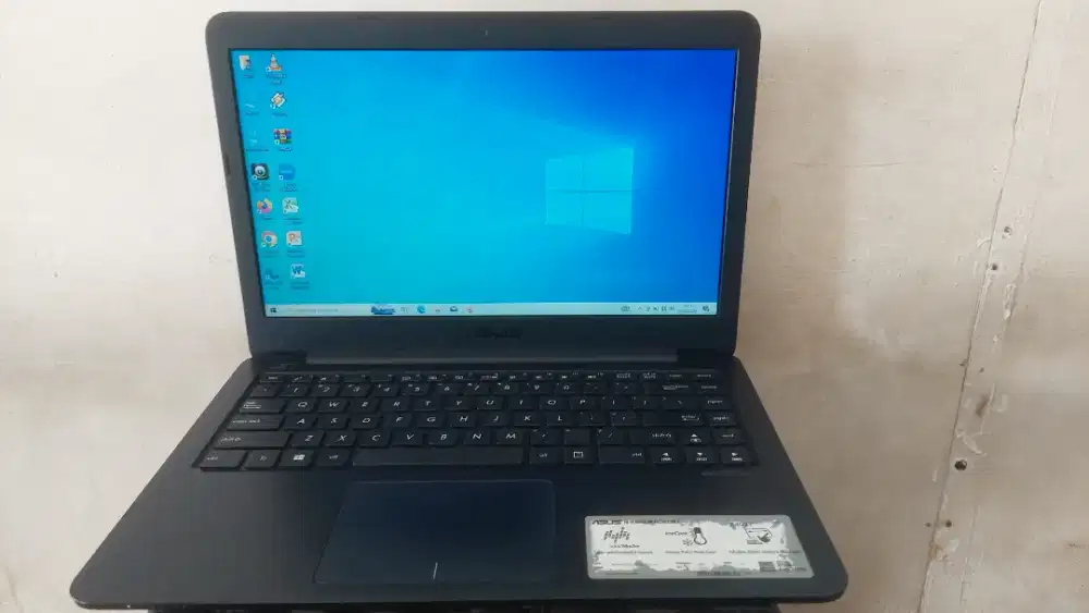 JUAL LAPTOP ASUS E402Y AMD E2-7015A RAM4GB SSD256GB WIN10ORI GARANSI