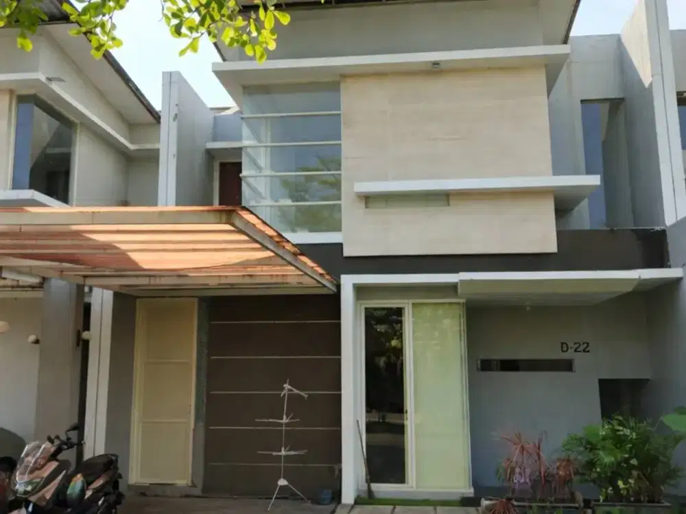 Rumah Royal Park Regency Wiguna, nyaman Bersih Bisa langsung di huni