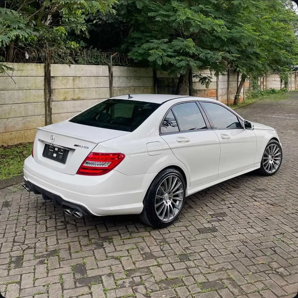 Mercedes-Benz W204 C200 CGI AT 2012