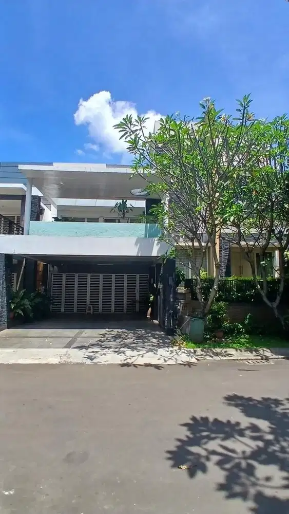 HOT SALE!!!RUMAH MEWAH LUAS SIAP HUNI LOKASI STRATEGIS AMAN DAN NYAMAN