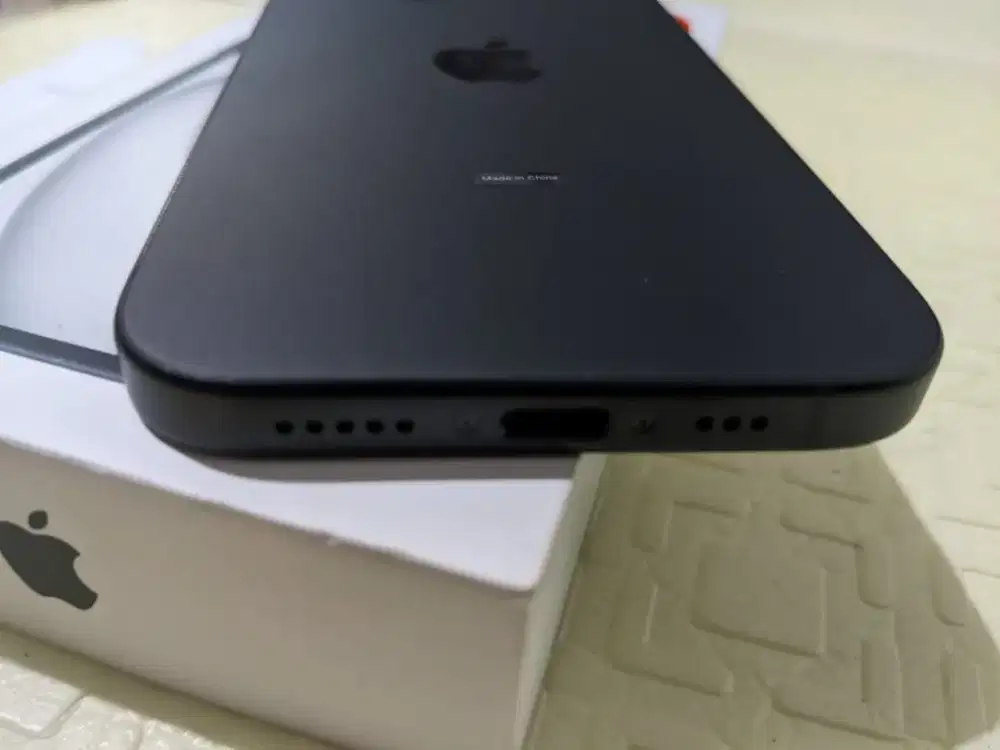 iPhone 15 128 resmi, BH 100 CC 8. like new fullsett.