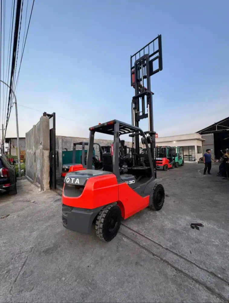 READY FORKLIFT TOYOTA 3 TON TAHUN MUDA BERGARANSI MESIN