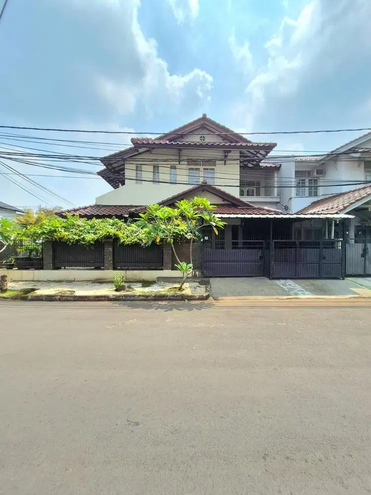 HOT SALE!!!RUMAH LUAS SIAP HUNI LOKASI STRATEGIS AMAN DAN NYAMAN