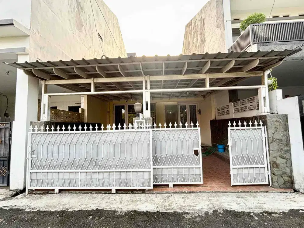 DIJUAL Rumah Depan RPTRA, Jalan 2 Mobil, Semi Furnished