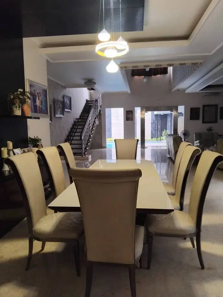 Set Meja Makan mewah dengan 8 Kursi - Putih