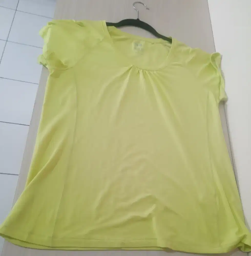 Kaos UNIQLO AIRism wanita