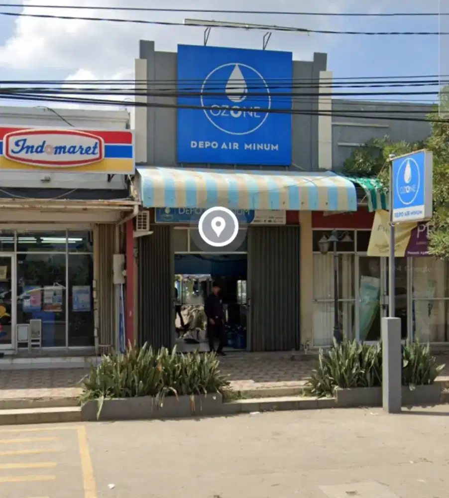 Operator depo air minum isi ulang
