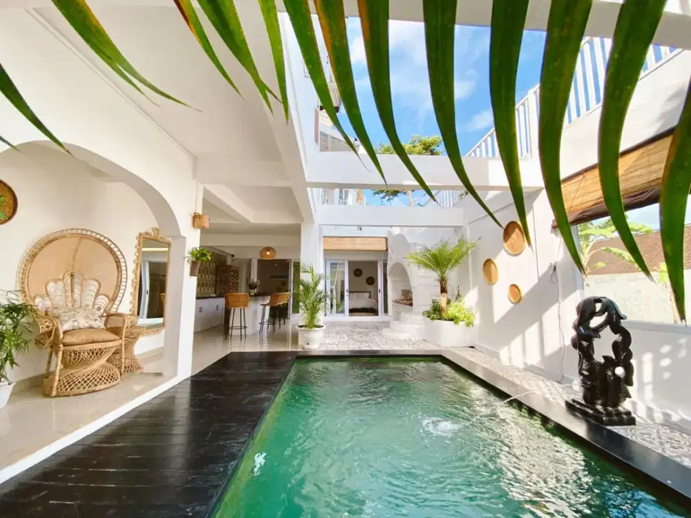 VILLA 3 LANTAI DI JL KUNTI SEMINYAK DEKAT PANTAI SEMINYAK