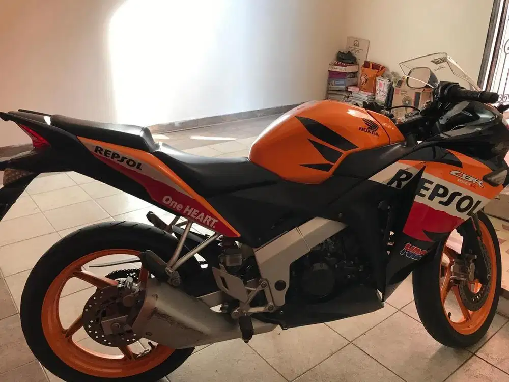 Honda CBR 150R Edisi repsol 2012