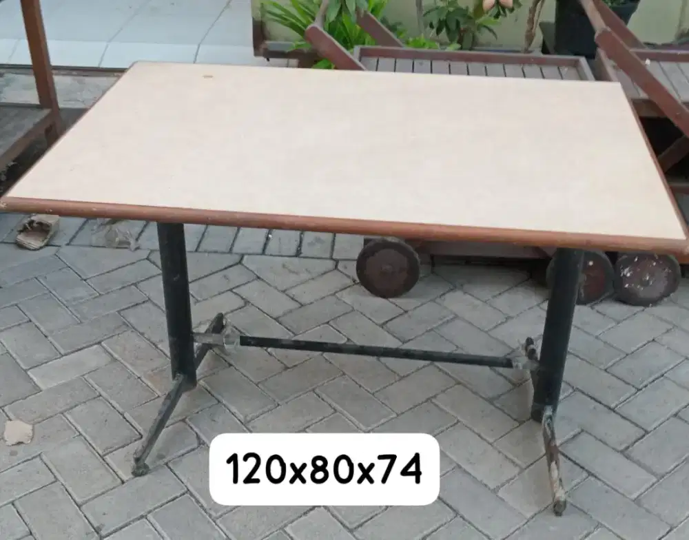 Meja makan rangka besi