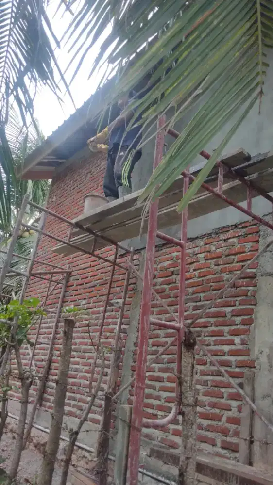 Jasa tukang bangunan harian maupun borongan.