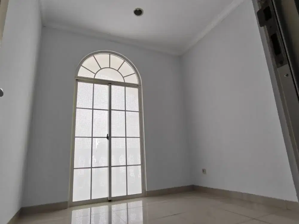 Disewakan Rumah Green Lake City 8x15 Cluster West Europe Sudah Di Renovasi Kondisi Rapih Bagus Apik Harga Murah