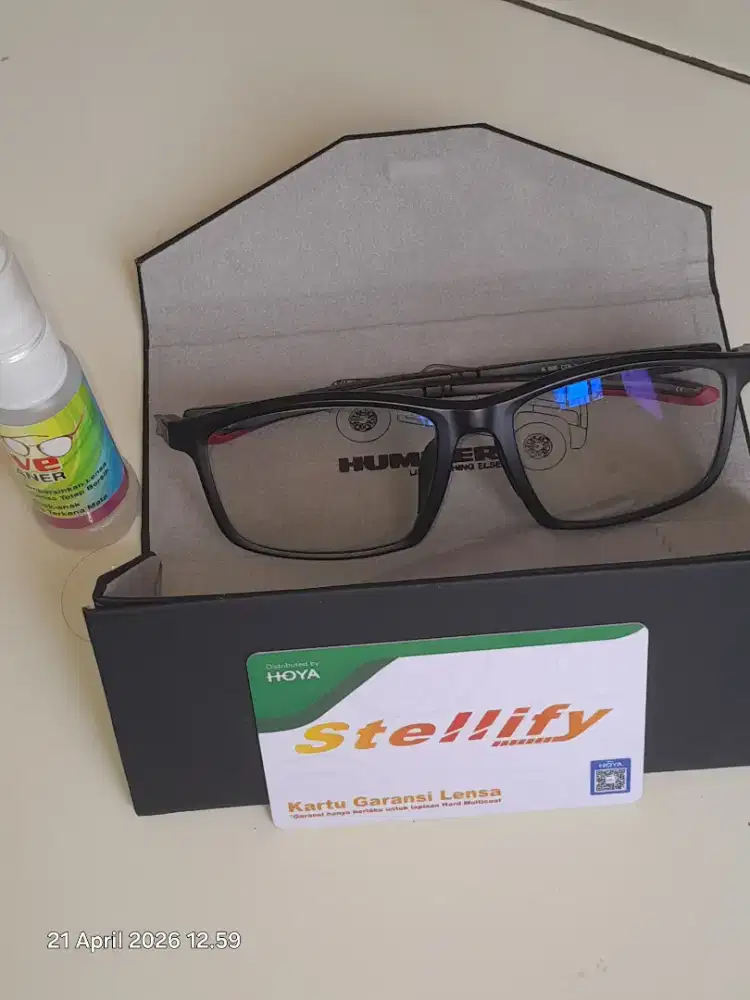 Kacamata baca dan pesiar hummer