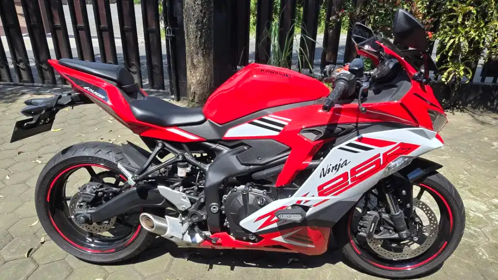 Kawasaki ZX25R KM 700