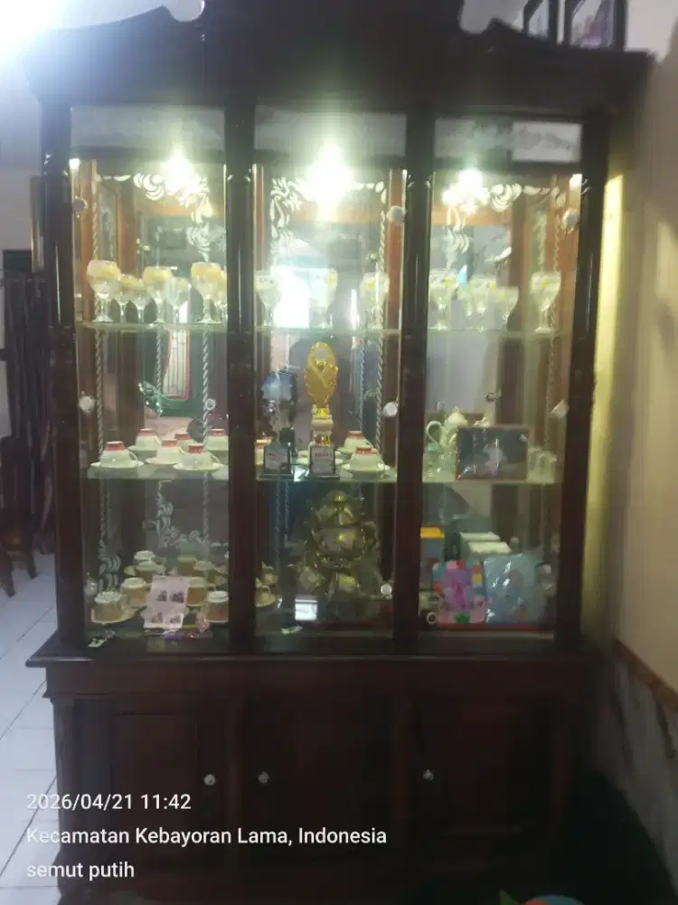 Dijual lemari pajangan msh bagus