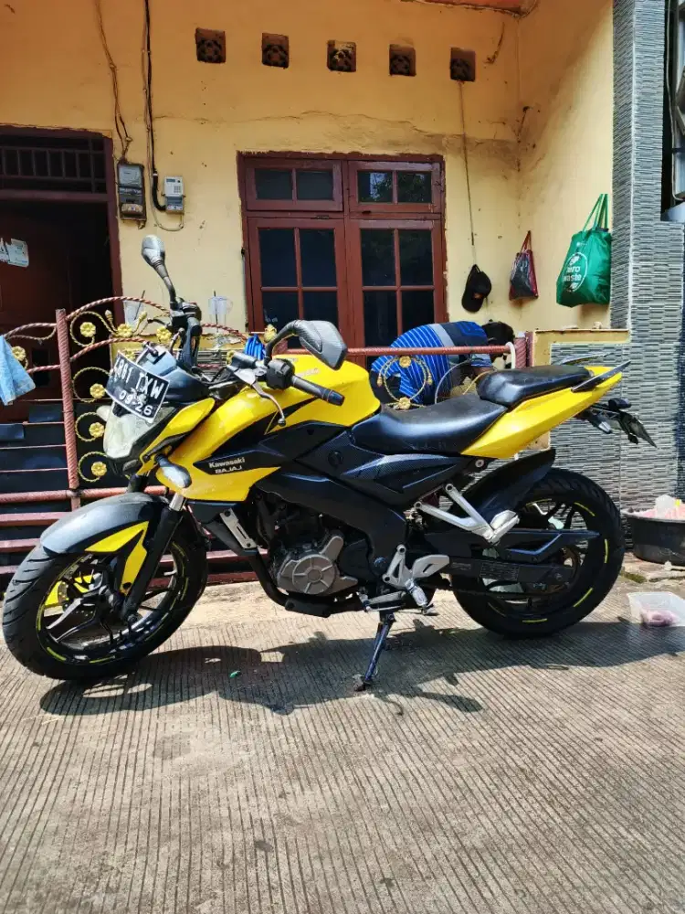 Bajaj pulsar 200ns 2014