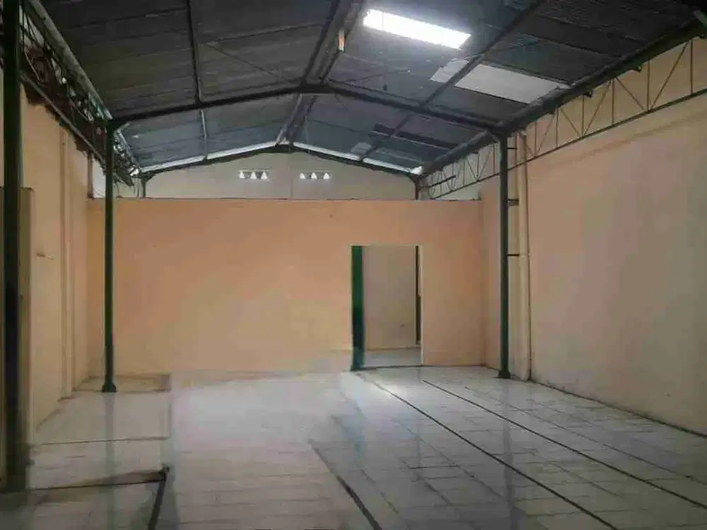 Di sewakan gudang murah pinggir jalan jl.Adisumarmo luas 350 m2.