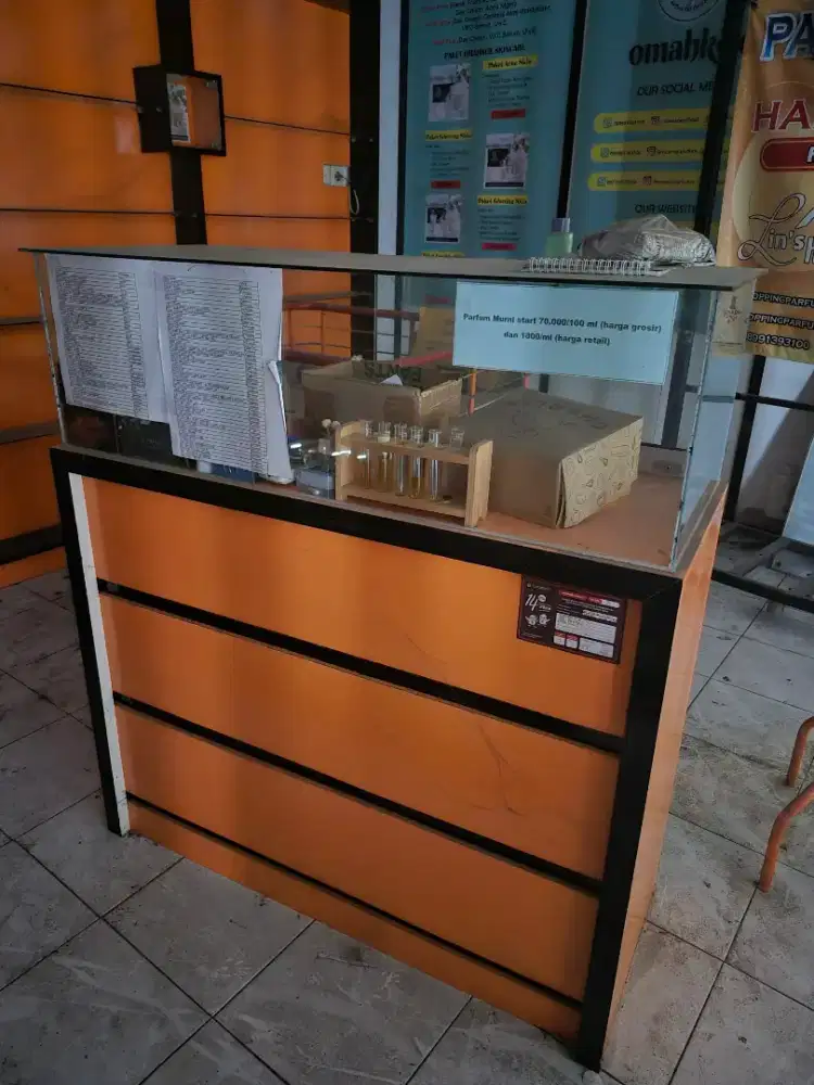 Etalase ada lemari simpan