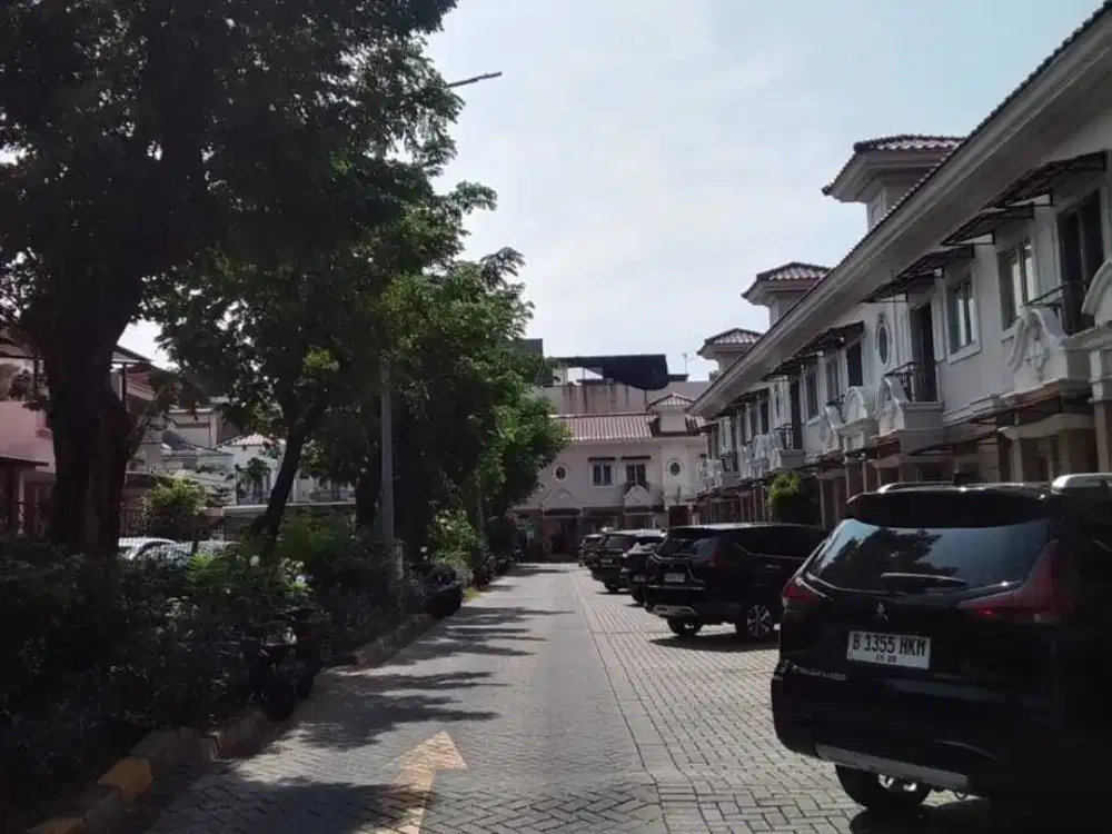 DISEWAKAN CEPAT RUMAH TOWN HOUSE CITY RESORT DI JAKARTA BARAT