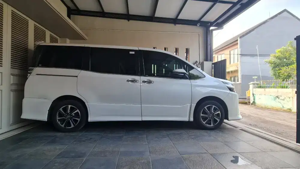 Jual Voxy 2.0 AT Tahun 2018 low KM 48rb