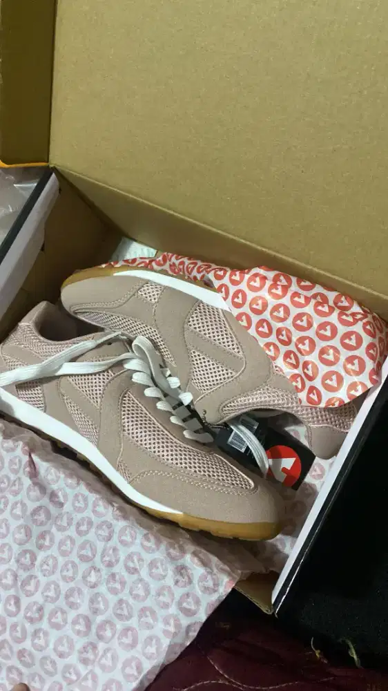 Sepatu air walk ori no 39 masih baru