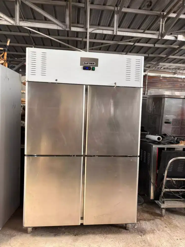 UPRIGHT FREEZER 4 PINTU

Merk Gofner
Model SUF 1200 - 4D
Mulus