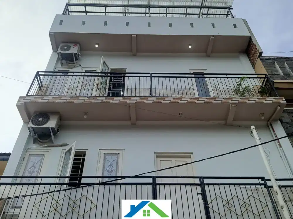 Rumah 4 Lantai Sudah Renovasi Harga Murah di Kranggan Permai