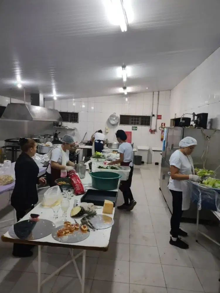 KITCHEN CREW (SEGERA)