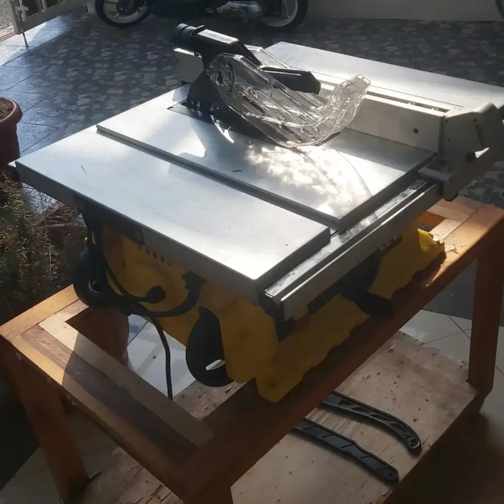 Jual table saw Stanly SST1801