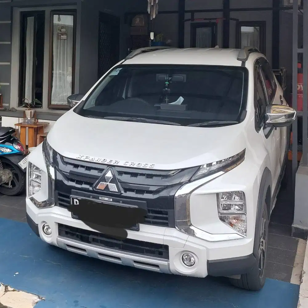 xpander cross AT 2022 PUTIH