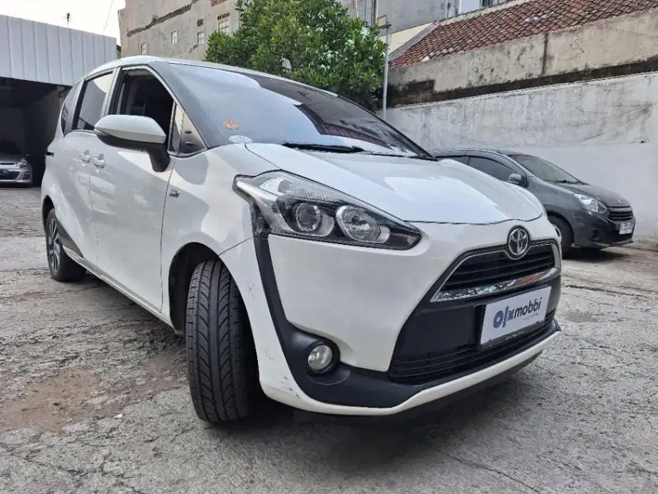 DP MURAH Toyota Sienta 1.5 V Bensin-AT 2017 Putih CEYSB