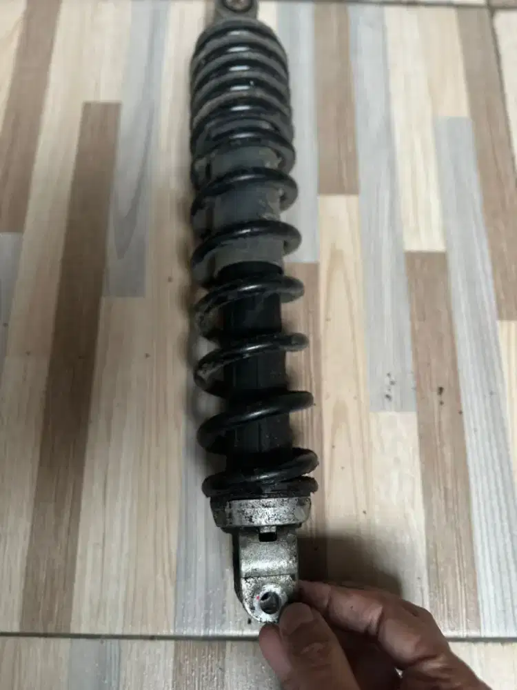 Shock breaker belakang motor beat