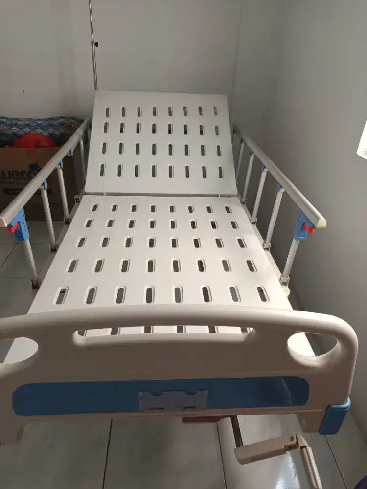 Tempat tidur model RS Uda di jamin kuat dan kokoh