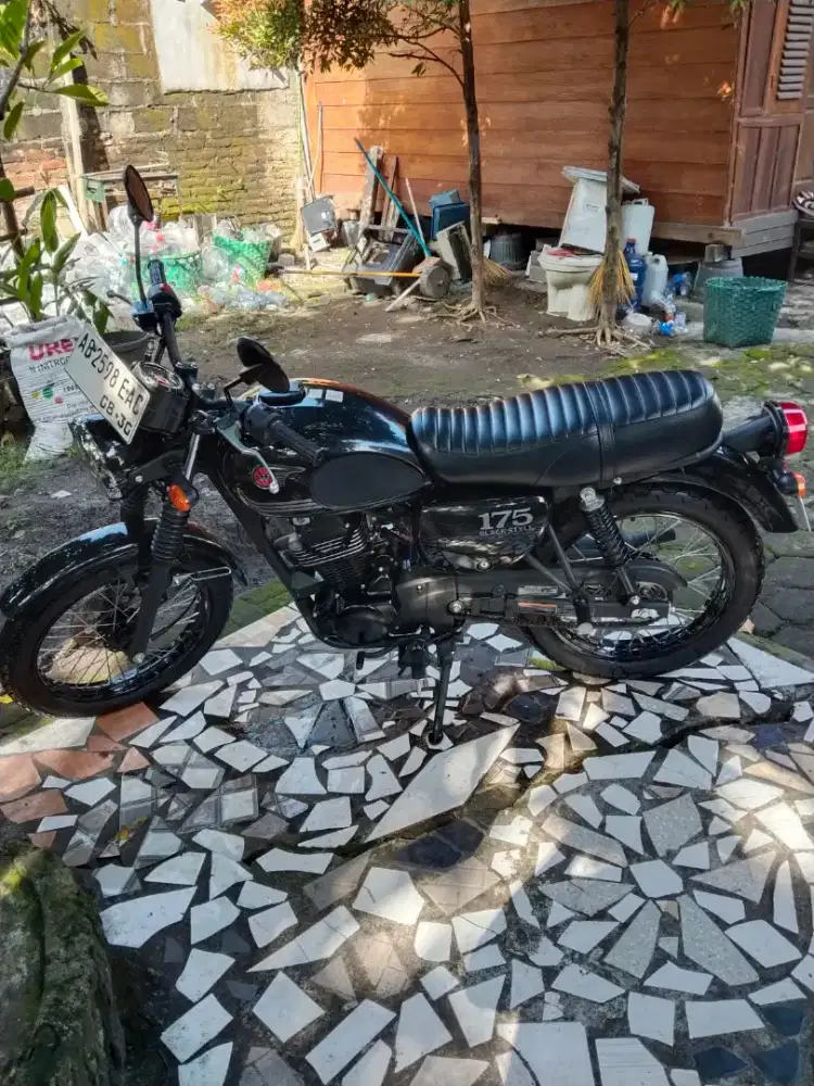 Kawasaki w 175 black SE th 2025