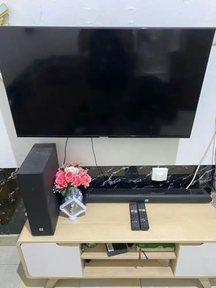 TV POLYTRON 42 INC & SOUNDBAR