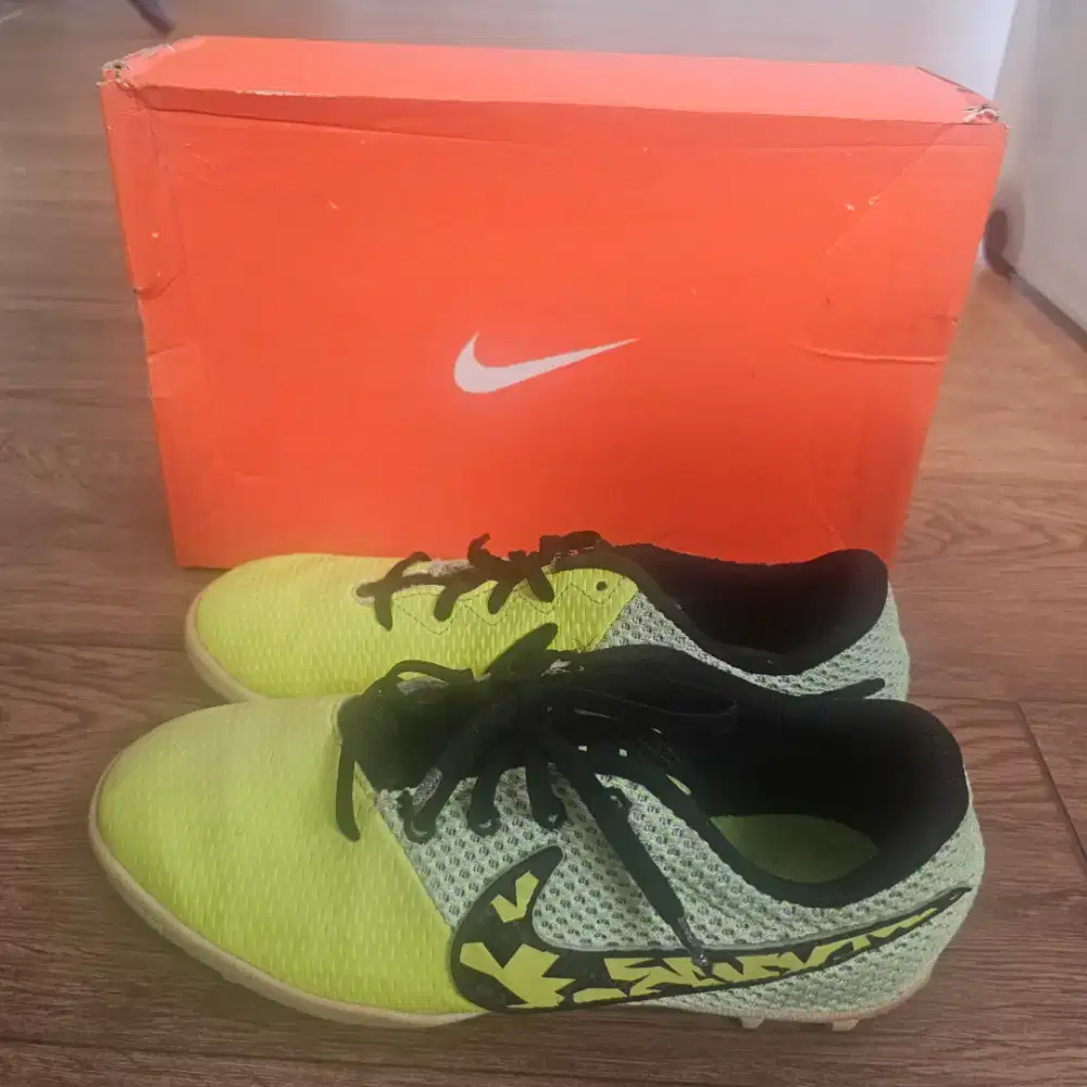 Jual sepatu bola bekas merk Nike ukuran 35