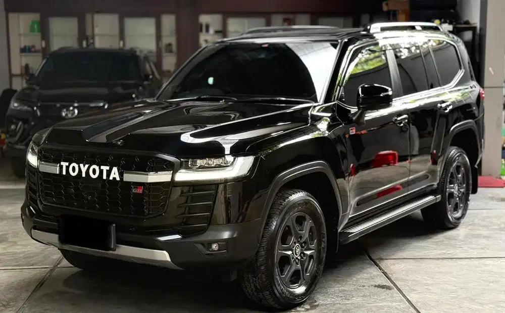 LANDCRUISER GRS 300 TAHUN 2023