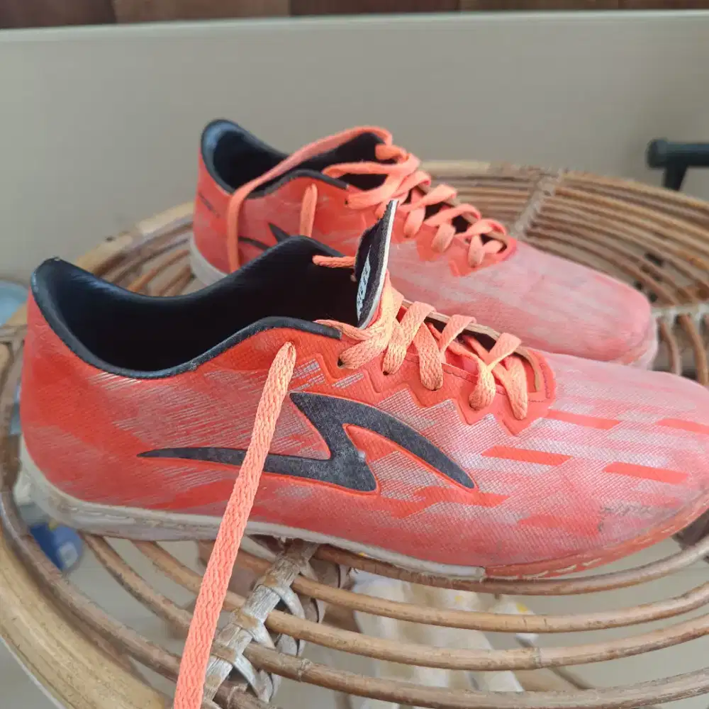 Sepatu futsal warna oranye