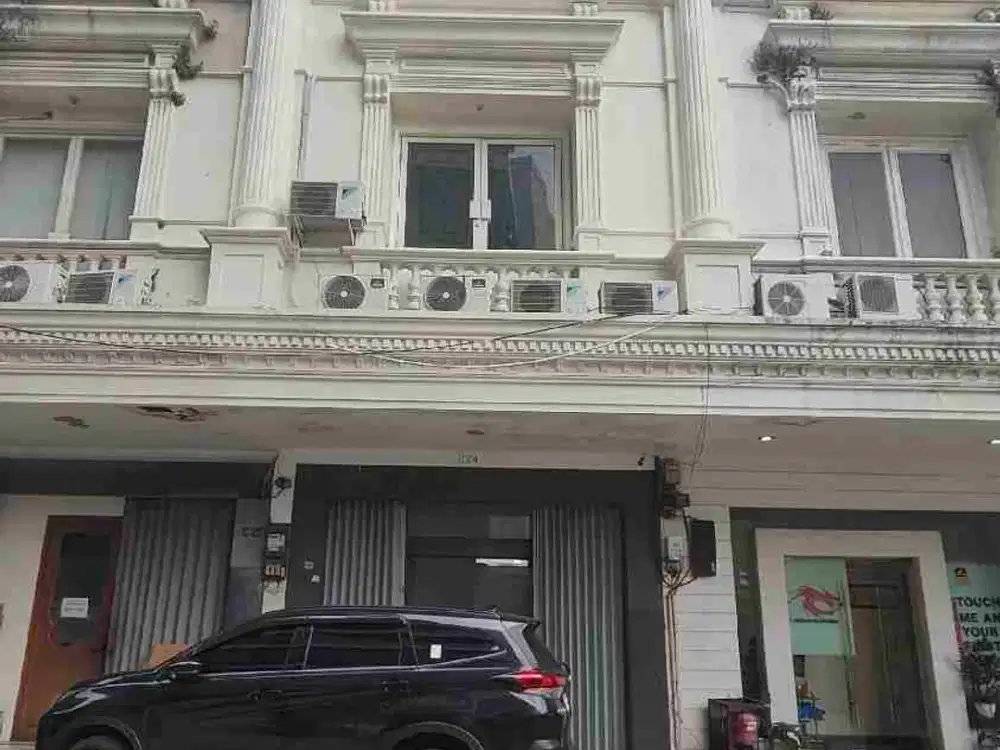 Ruko 4 lantai, siap pakai, parkir luas dan dekat Tol di jl. Soepomo Tebet, Jaksel