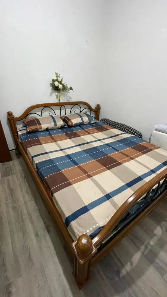 Dipan kasur queen size