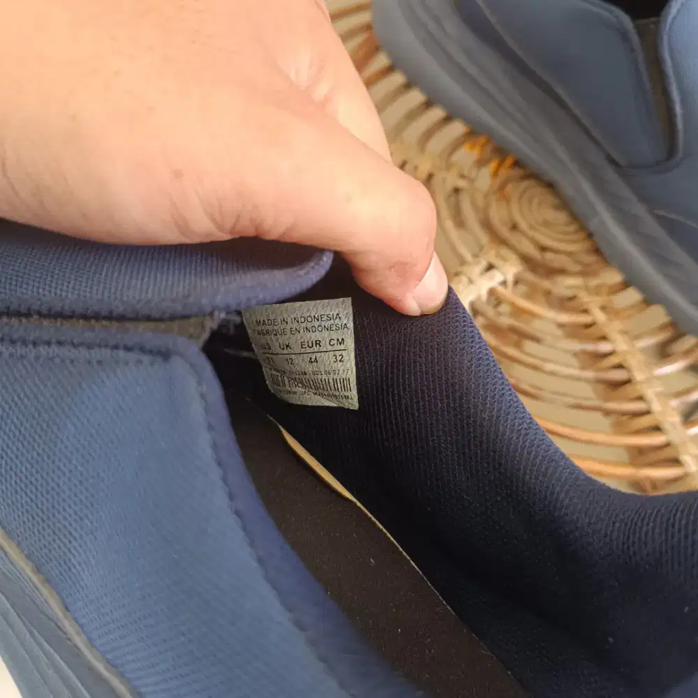 Sepatu slop ukuran 44