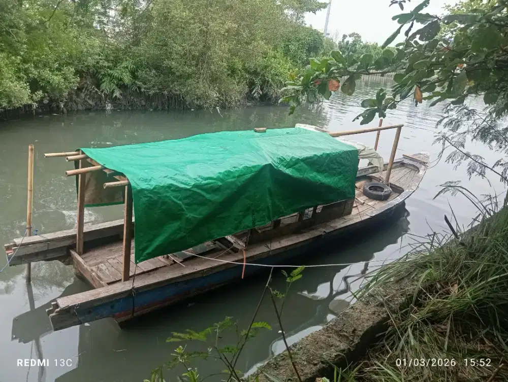 Perahu motoran pemancing