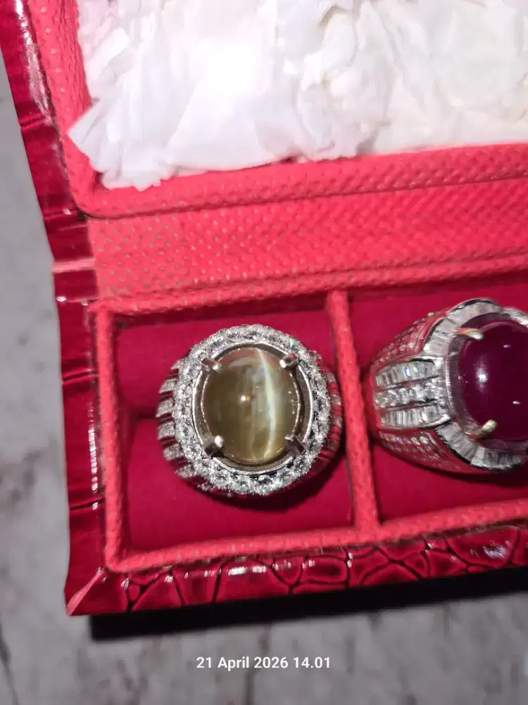 Cat eyes Chrysoberyl