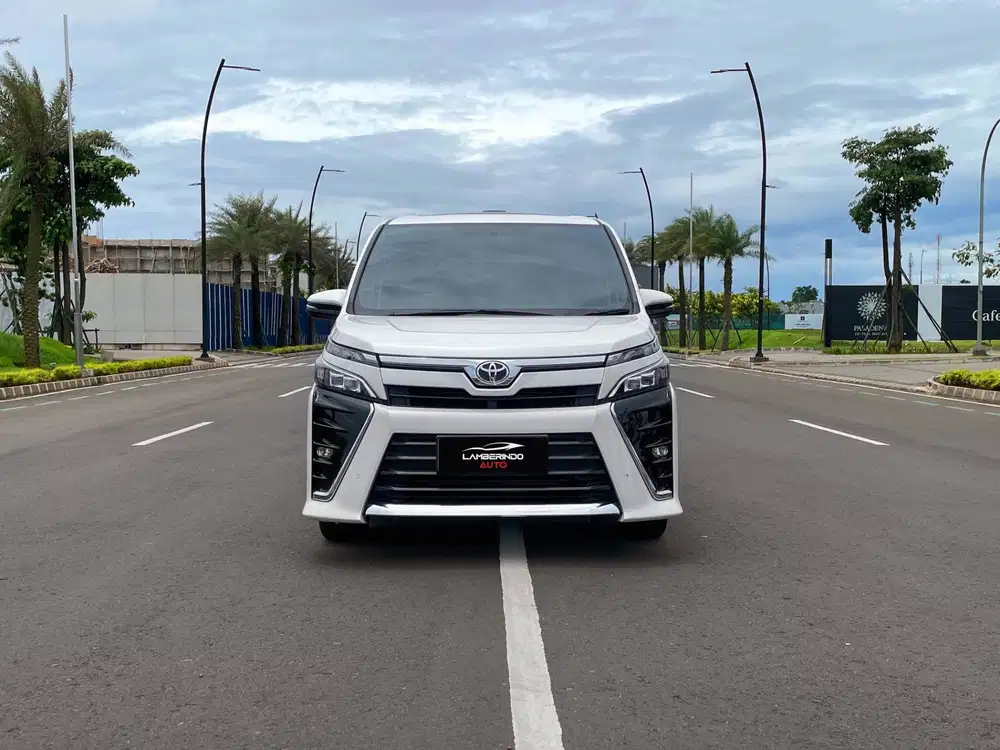 TOYOTA VOXY 2.0 2019 PUTIH LOW KILOMETER !! 2020